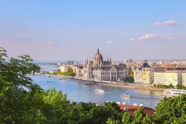 Macaristan Parlamentosu 'nun Tuna Nehri, Budapeşte, Macaristan' daki Panoramik Manzarası