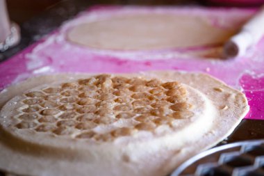 Etli Hamur Mantı 'nın Yakın Çekimi: Geleneksel Ev Yapımı Pelmeni Hazırlama Süreci