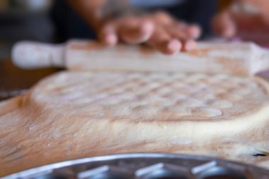 Pelmeni ya da Vareniki için Kalıp Küflü Yuvarlanan Hamur 'un Yakın Çekimi