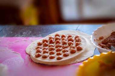 Ev yapımı hamur köfteleri pişirme süreci: yuvarlak bir kalıpta çiğ köfte, hamur işi, ulusal mutfak.