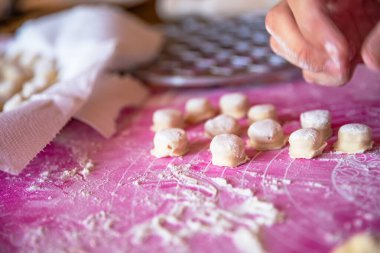  Satılığa hazır pembe silikon hamurlu hamurlu hamur hamurlu ev yapımı hamur köfteleri..