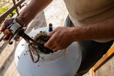 Temizlik ve Isıtma Elementi Değiştirme İçin Bir Kazan Parçalayan Adam