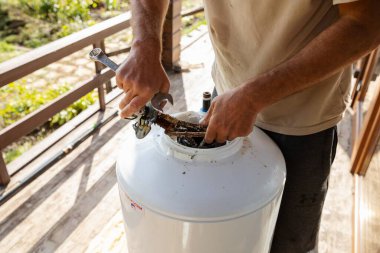Temizlik ve Isıtma Elementi Değiştirme İçin Bir Kazan Parçalayan Adam