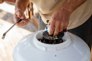 Temizlik ve Isıtma Elementi Değiştirme İçin Bir Kazan Parçalayan Adam
