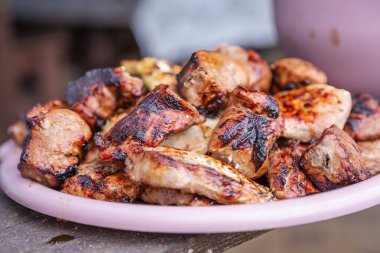 Sulu ızgara et yakın çekim belirgin doku ve iştah açıcı ızgara işaretleri, gösterişli lezzet ve aroma; aşçılık projeleri, restoran reklamcılığı ve menü tasarımı için mükemmel bir arka plan