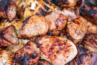 Sulu ızgara et yakın çekim belirgin doku ve iştah açıcı ızgara işaretleri, gösterişli lezzet ve aroma; aşçılık projeleri, restoran reklamcılığı ve menü tasarımı için mükemmel bir arka plan