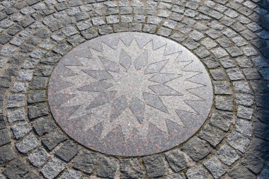 Radyal Desenli Dekoratif Taş Asfalt ve Merkez Yıldız Tasarımı