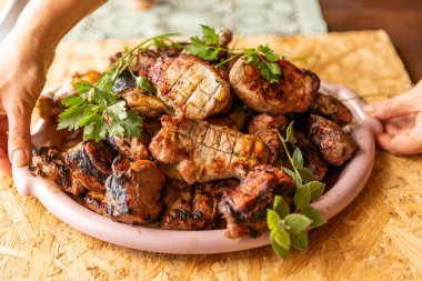 Tabakta taze bitkilerle ızgara et çeşitleri, yakın plan.