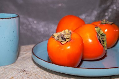 Bir Seramik Tabakta Taze Hurmanın Yakın Çekimi