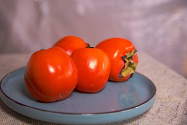 Bir Seramik Tabakta Taze Hurmanın Yakın Çekimi