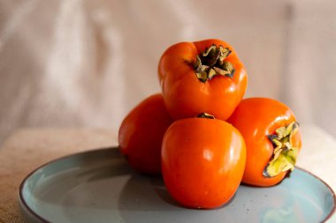 Seramik Tabakta Dört Olgun Hurma Sade Sonbahar Durgun Hayatı