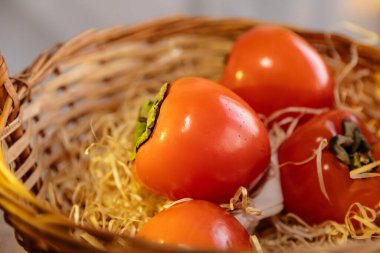 Bambu kesme tahtasında taze olgun hurma.