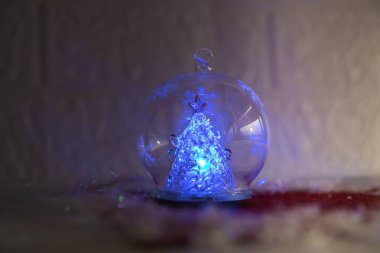 Noel mumlu camdan bir top. Yeni yıl arifesi, Noel ağacı..
