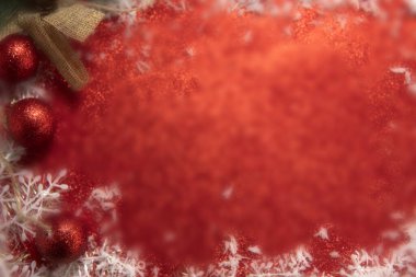 Festive Bokeh Işıkları ve Yumuşak Odaklanma Efektiyle Soyut Kırmızı Noel Arkaplanı