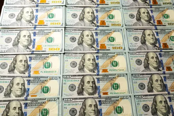 Benjamin Franklin 'in yer aldığı 100 dolarlık banknotlar.