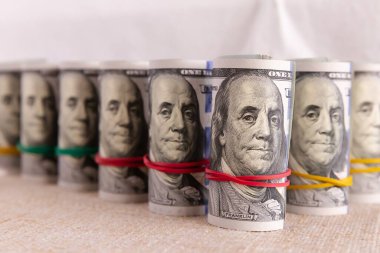 Çok Renkli Lastik Bantlı 100 Dolarlık Sıralar Finansal Planlama ve Zenginlik