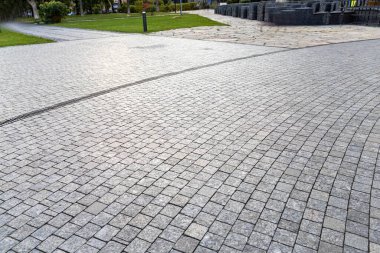 Geometrik desenli, tek taşlı eğri taşlar.