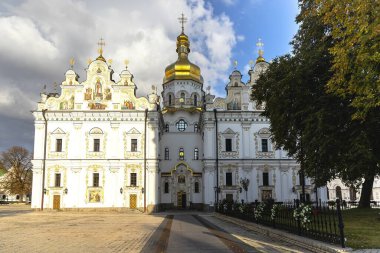 Kyiv-Pechersk Lavra Katedrali Altın Kubbe ve Süslü Dekor, Ukrayna 'nın Kyiv kentindeki Tarihi Ortodoks Tapınağı