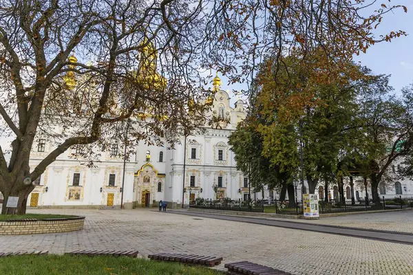 Kyiv-Pechersk Lavra Katedrali Altın Kubbe ve Süslü Dekor, Ukrayna 'nın Kyiv kentindeki Tarihi Ortodoks Tapınağı
