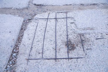 Paslı Destek Çubuklarıyla Kırık Asfalt Yolu