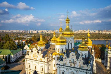 Kyiv Pechersk Lavra 'nın Altın Kubbeleri Dnipro Nehri ve Kentsel Skyline, Ukrayna