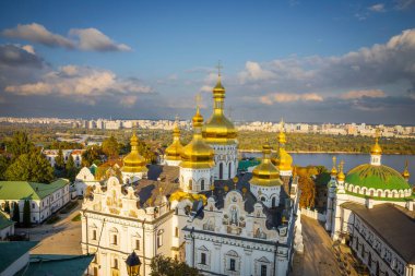 Kyiv Pechersk Lavra 'nın Altın Kubbeleri Dnipro Nehri ve Kentsel Skyline, Ukrayna