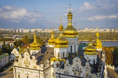 Kyiv Pechersk Lavra 'nın Altın Kubbeleri Dnipro Nehri ve Kentsel Skyline, Ukrayna