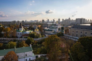Kyiv Pechersk Lavra ve Modern Skyline 'ın Sonbaharda Manzarası