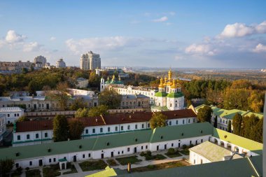 Kyiv Pechersk Lavra 'nın Altın Kubbeleri Dnipro Nehri ve Şehir manzarasına Bakar