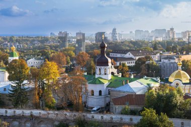 Kyiv Pechersk Lavra ve Modern Skyline 'ın Sonbaharda Manzarası