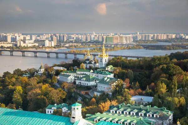 Kyiv Pechersk Lavra 'nın Altın Kubbeleri Dnipro Nehri ve Şehir manzarasına Bakar