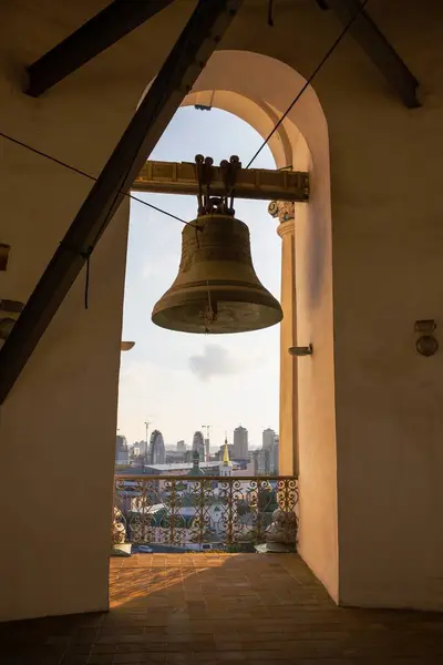 Ukrayna 'daki Kyiv Pechersk Lavra' nın Çan Kulesi İçi Bronz Çan ile