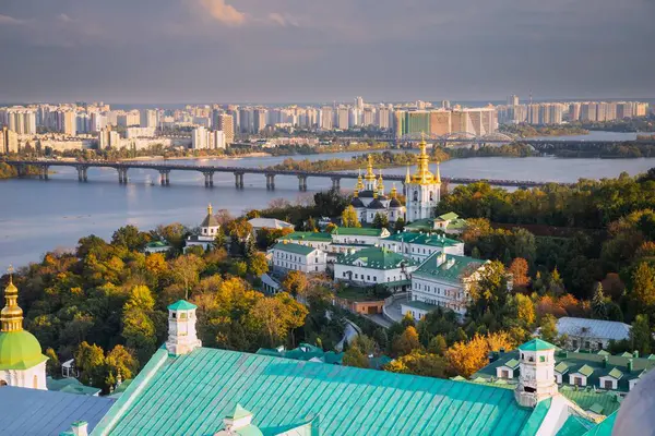 Kyiv Pechersk Lavra 'nın Altın Kubbeleri Dnipro Nehri ve Şehir manzarasına Bakar