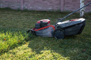 Güneşli bir günde bir çim biçme makinesinin yakın çekimi