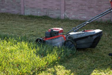 Güneşli bir günde bir çim biçme makinesinin yakın çekimi