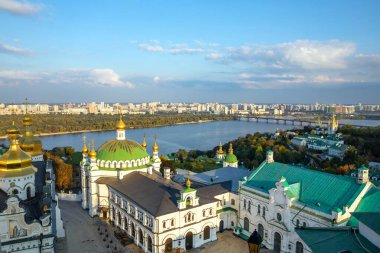 Kyiv-Pechersk Lavra, Dinyeper Nehri ve Köprü ile Modern Kyiv Şehri manzarası