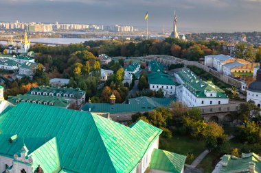 Sonbaharda Anavatan Anıtı, Ukrayna Bayrağı ve Kyiv Şehir Manzarası