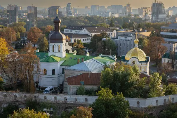 Sonbaharda Kentsel Skyline ile Kyiv 'deki Tarihi Kilise ve Altın Kubbe