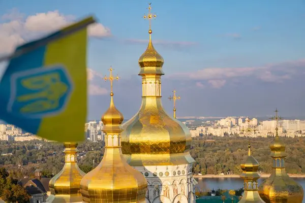 Ukrayna Bayrağı ve Sahne Dinyeper Nehri Manzaralı Kyiv-Pechersk Lavra Altın Kubbeleri