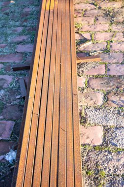 Güneş Işığındaki Eski Tuğla Köşkündeki Paslı Metal Kirişler - Endüstri ve İnşaat Konsepti