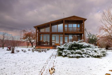 Snowy Yard 'da Panoramik Pencereli ve Kış Manzaralı Modern Ahşap Ev