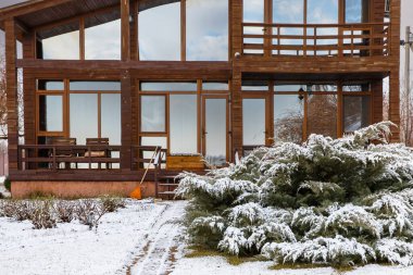 Snowy Yard 'da Panoramik Pencereli ve Kış Manzaralı Modern Ahşap Ev