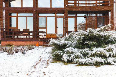Snowy Yard 'da Panoramik Pencereli ve Kış Manzaralı Modern Ahşap Ev