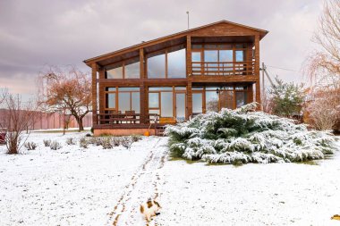 Snowy Yard 'da Panoramik Pencereli ve Kış Manzaralı Modern Ahşap Ev