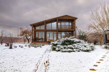 Snowy Yard 'da Panoramik Pencereli ve Kış Manzaralı Modern Ahşap Ev