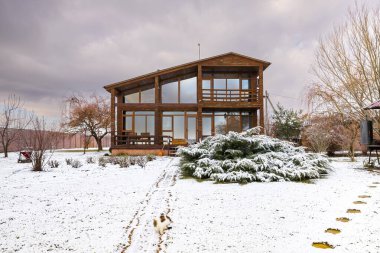 Snowy Yard 'da Panoramik Pencereli ve Kış Manzaralı Modern Ahşap Ev