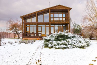 Snowy Yard 'da Panoramik Pencereli ve Kış Manzaralı Modern Ahşap Ev