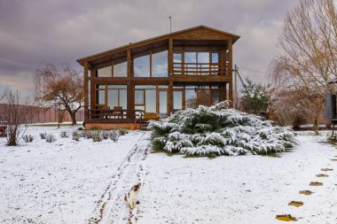 Snowy Yard 'da Panoramik Pencereli ve Kış Manzaralı Modern Ahşap Ev