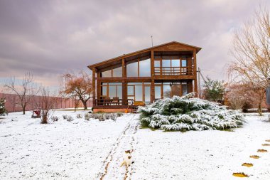 Snowy Yard 'da Panoramik Pencereli ve Kış Manzaralı Modern Ahşap Ev