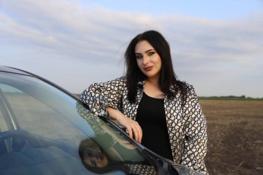 Kendine Güvenen Kadın: Güç ve Başarı Portresi